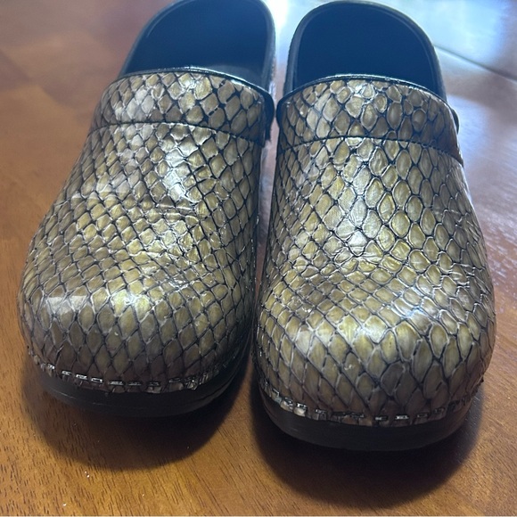 Dansko Sanita Copper Brown Faux Snake Skin Clogs Slip On Shoes Womens 38 US 7.5 - Picture 6 of 9